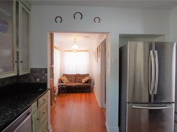 4th image of 1005 E Baltimore Dr