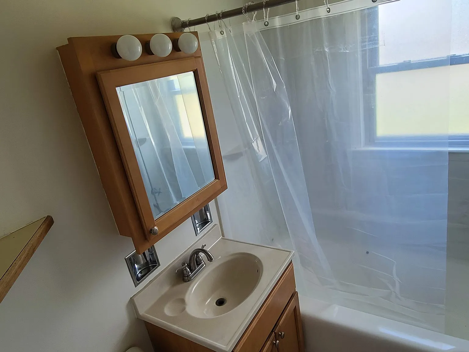 2 bed, 1000 sqft, $1,175 — Photo 4