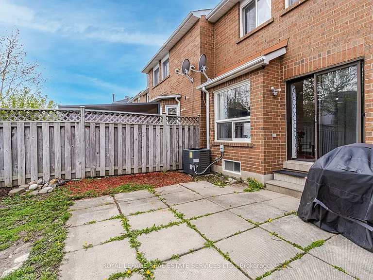 10 Mullis Cres — Photo 24