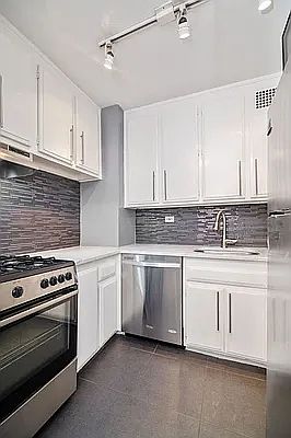 5th image of 7 E 14th St APT 329
