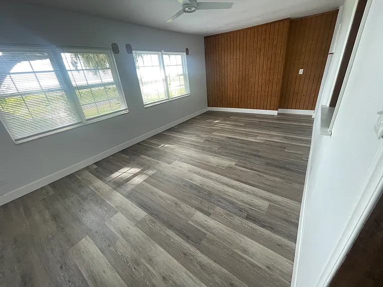 1085 S Lake Ave — Photo 18