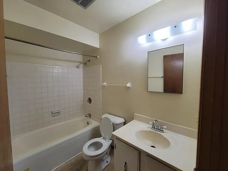 1317 E Kilbourn Ave — Photo 5