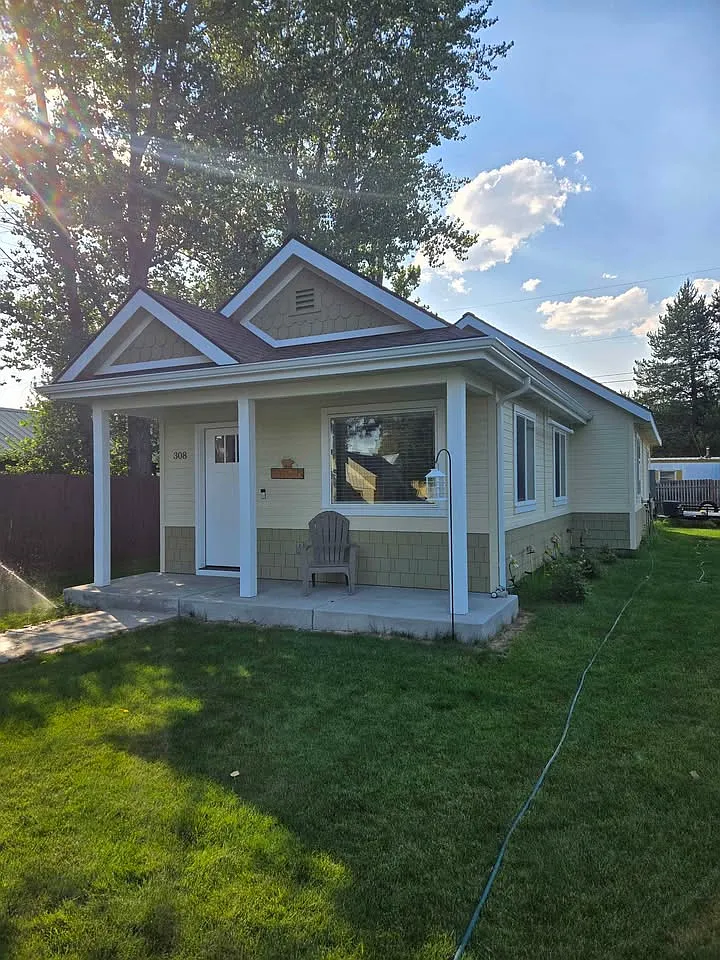 2 bed, 781 sqft, $1,600 — Photo 1