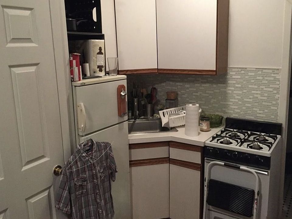 2nd image of 324 1/2 E 8th St APT 1C