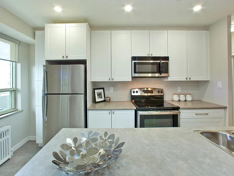 565 Avenue Rd — Photo 1
