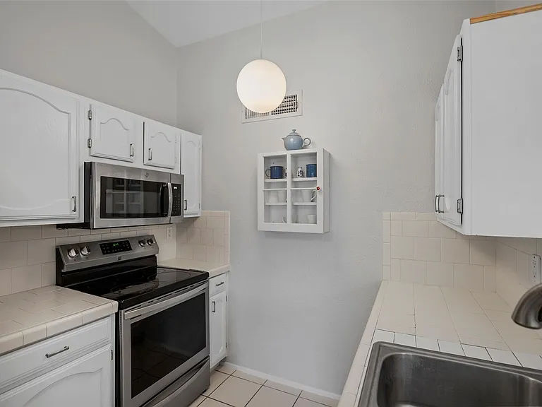 10122 Green Valley Ln — Photo 8