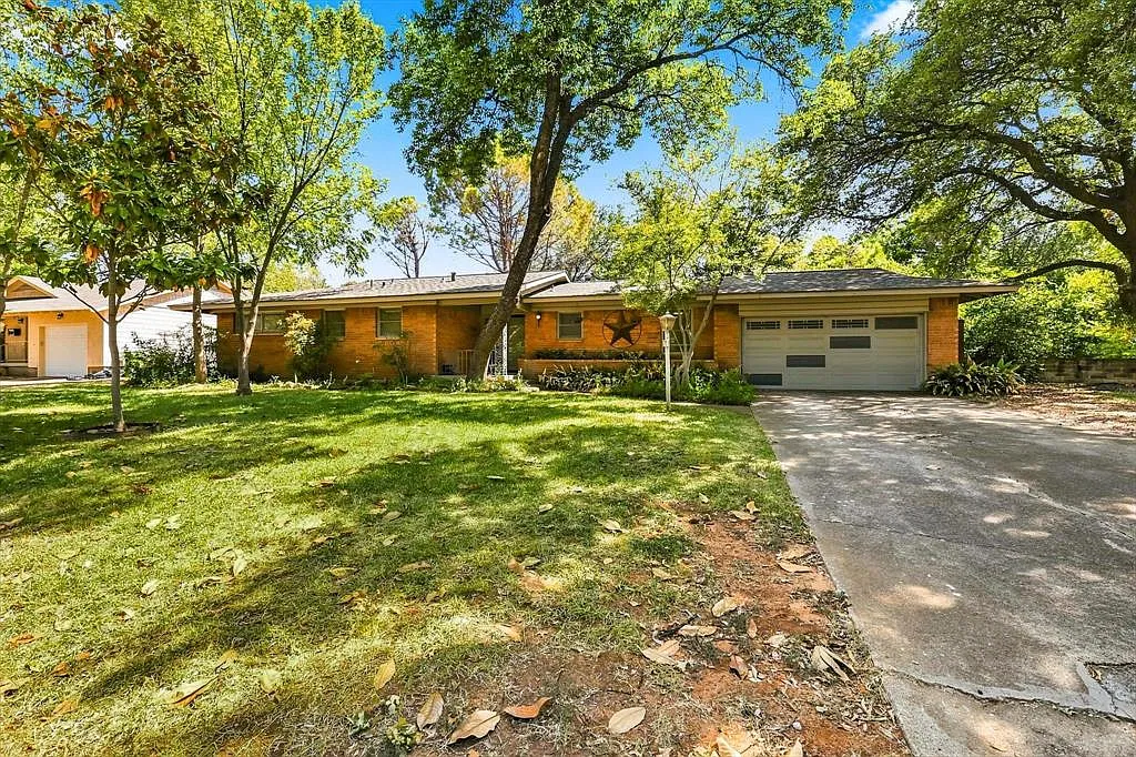 3 bed, 2.0 bath, 1340 sqft, $1,900 — Photo 1