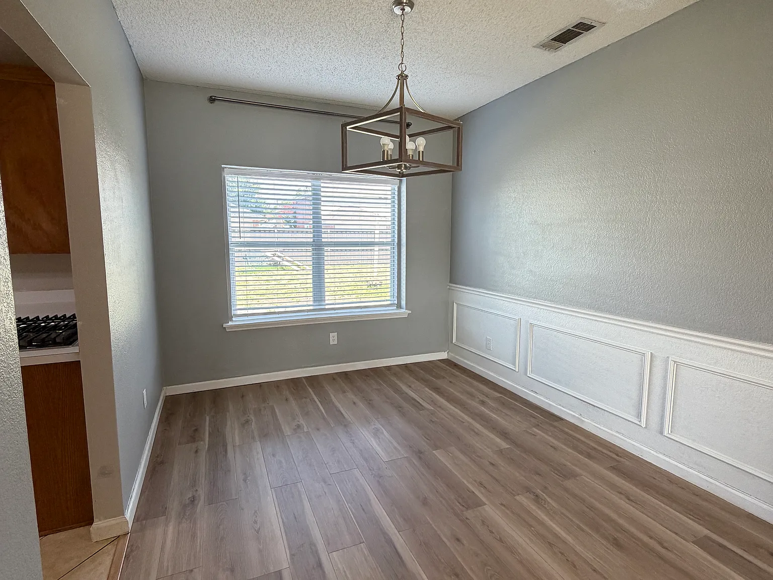 4 bed, 2.5 bath, 2570 sqft, $2,499 — Photo 4