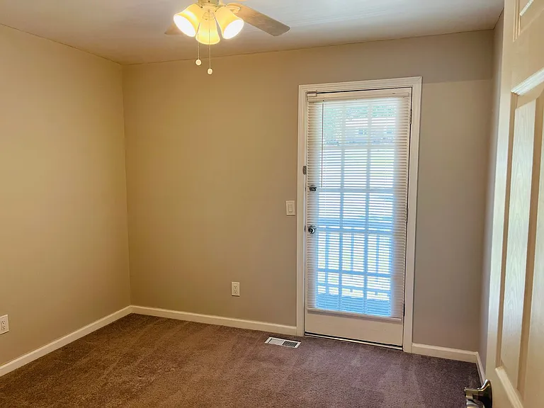 147 N Lake Dr — Photo 17