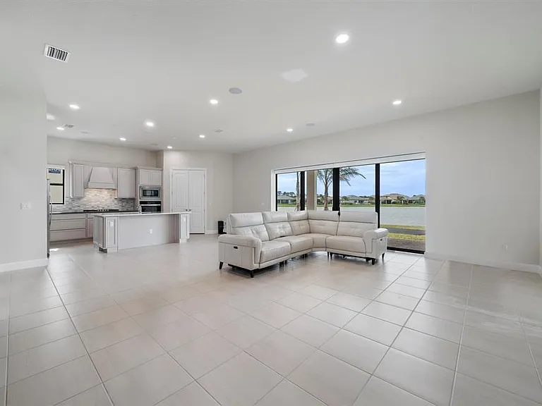 818 SE Courances Dr — Photo 23