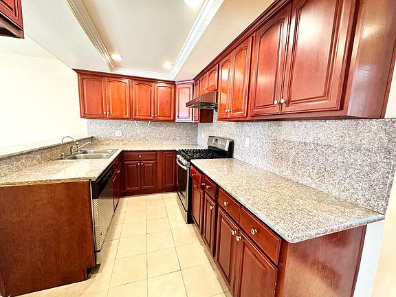 3rd image of 3614 Hemlock Ln