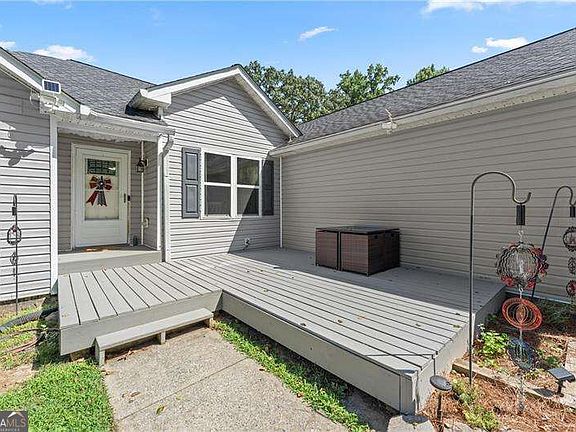 5th image of 104 Legend Creek Dr