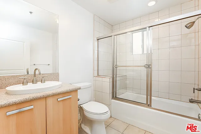 Second full bathroom in hallway