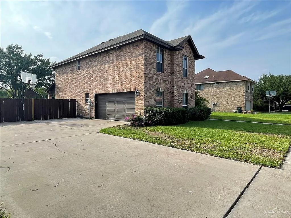 5 bed, 3.0 bath, 2637 sqft, $2,000 — Photo 2