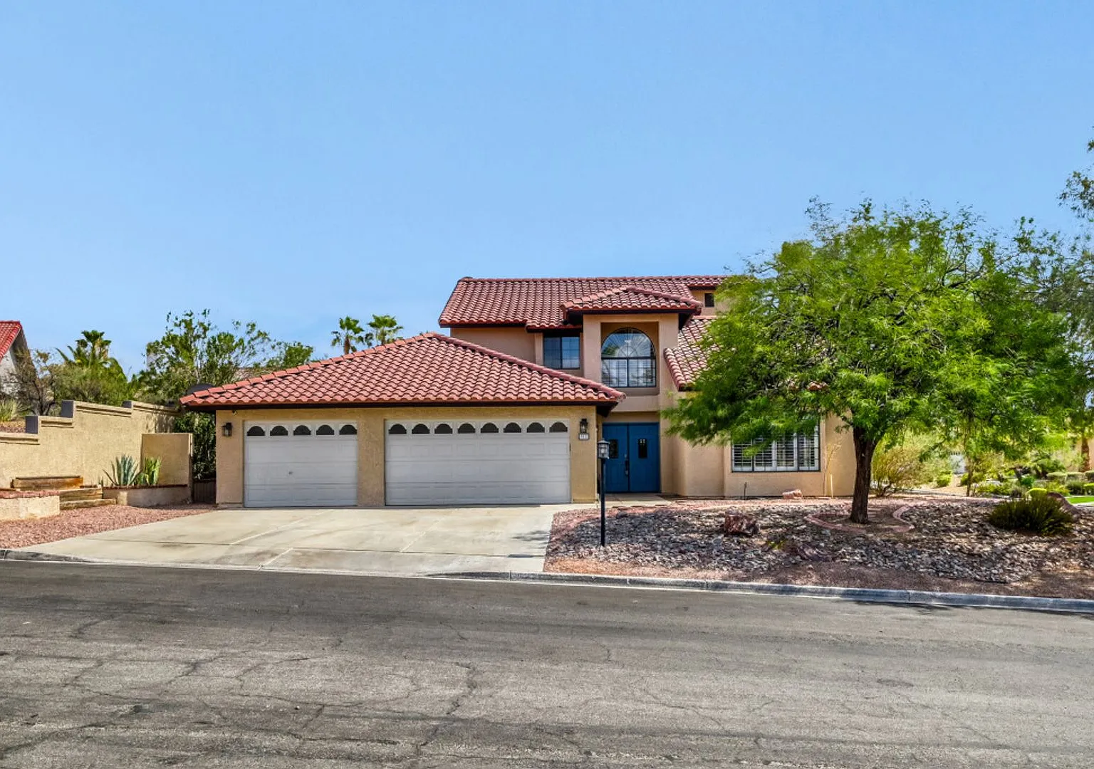 Gorgeous 3 Bedroom, 3 Full Bath with Sparkling Pool! — Photo 1