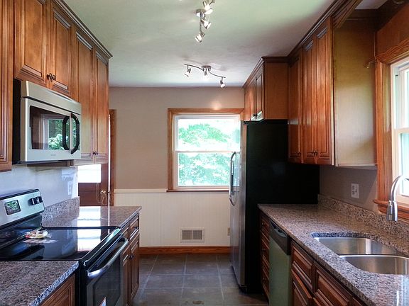 4th image of 402 Elden Ave