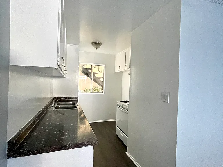 6633 Vineland Ave — Photo 4