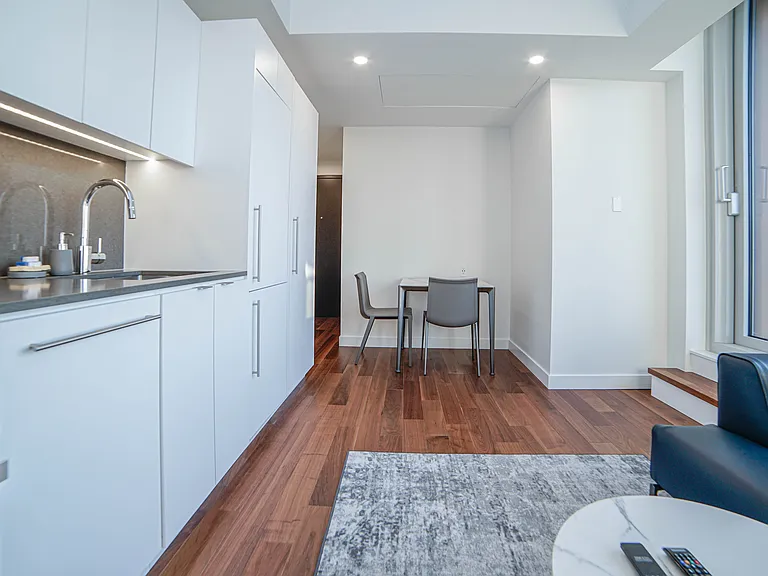 Calgary House — Photo 32