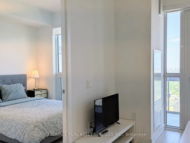 39 Roehampton Ave #3210 — Photo 7