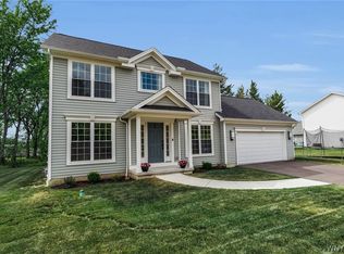 8 Greenspring Ct, West Seneca, NY 14224