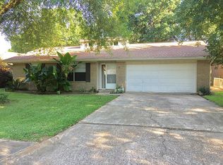 712 N Plantation Dr, Angleton, TX 77515
