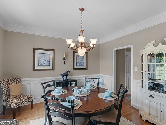 4th image of 596 Guinevere Ct