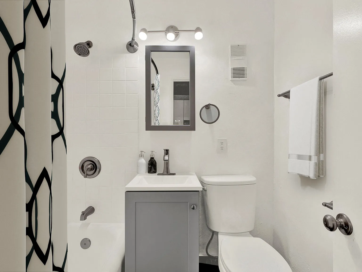 Edwards Apartments — Photo 3