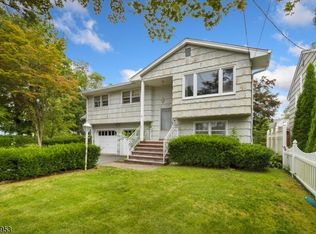 2 Riekens Trl, Denville, NJ 07834