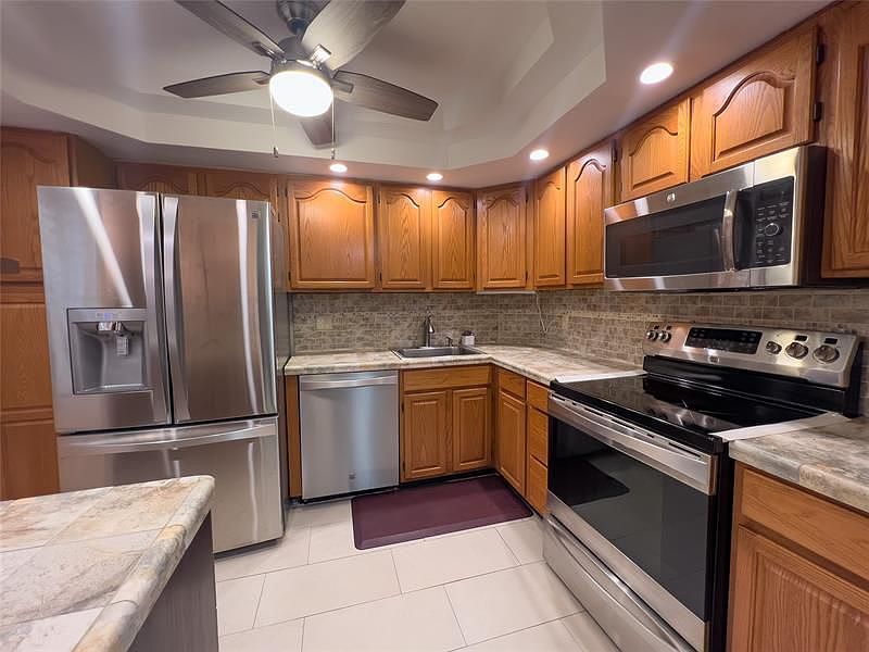 1st image of 575 Oaks Ln