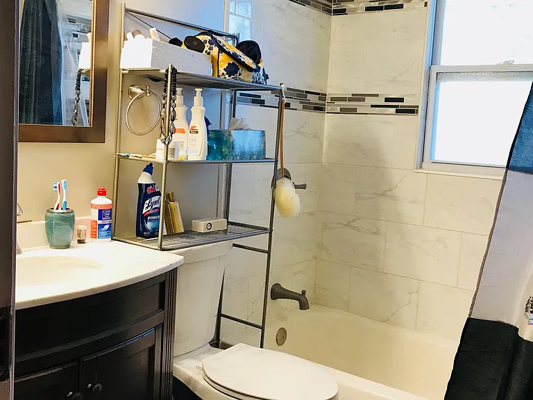 Upstairs Full Bath.