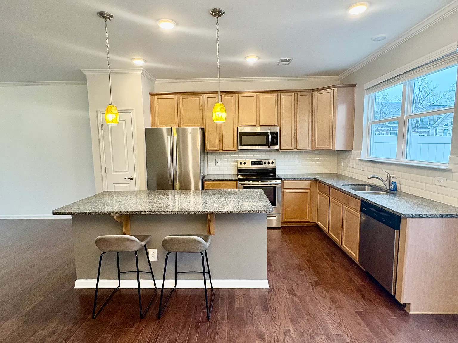 3 bed, 2.5 bath, 1490 sqft, $1,999 — Photo 2