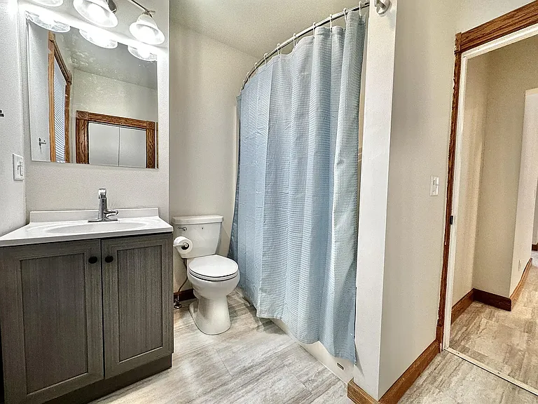 1008 Giles St — Photo 4