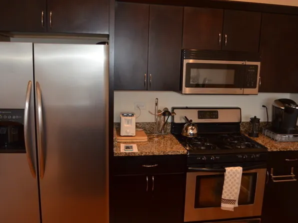918 W Belmont Ave APT 404, Chicago, IL 60657