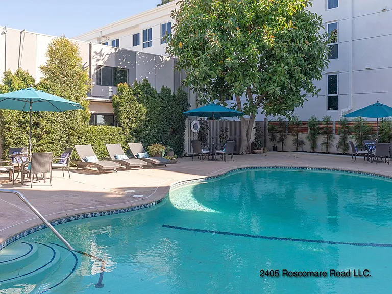 The Roscomare Apartments — Photo 8