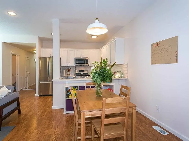 269 NE Jackson St — Photo 9