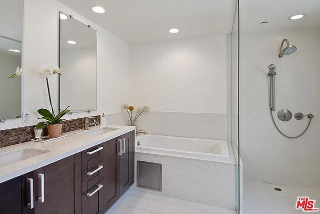 7133 Hawthorn Ave #204 — Photo 5