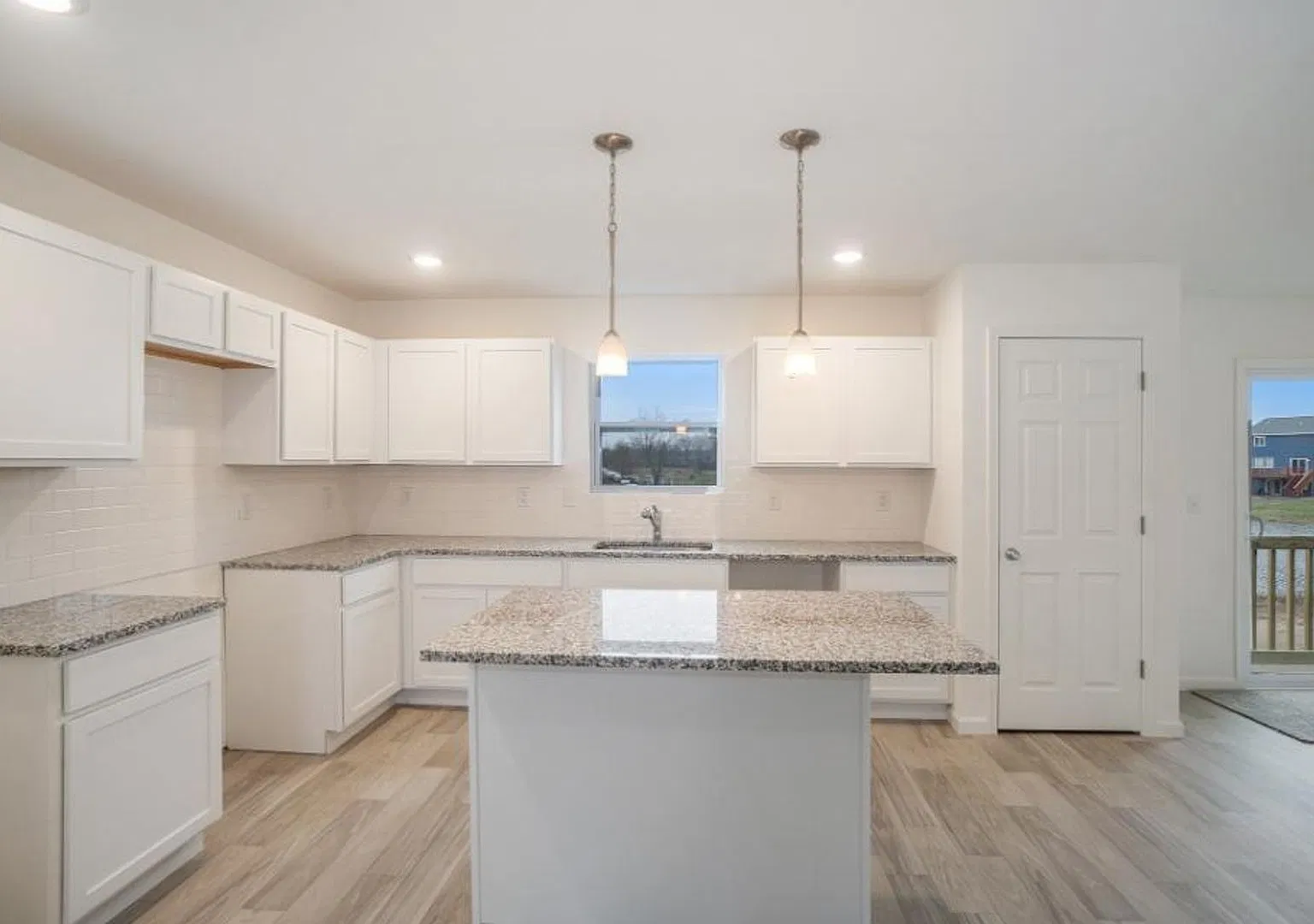 1 Month FREE Rent! Applied to Your First Full Month. Terms & Conditions Apply. — Photo 3