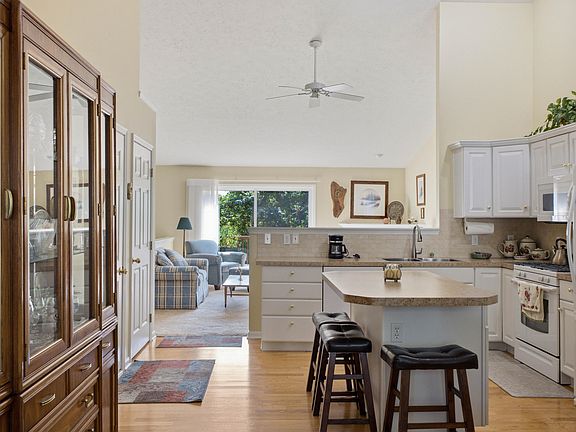 3rd image of 1416 Woodlawn Cmns