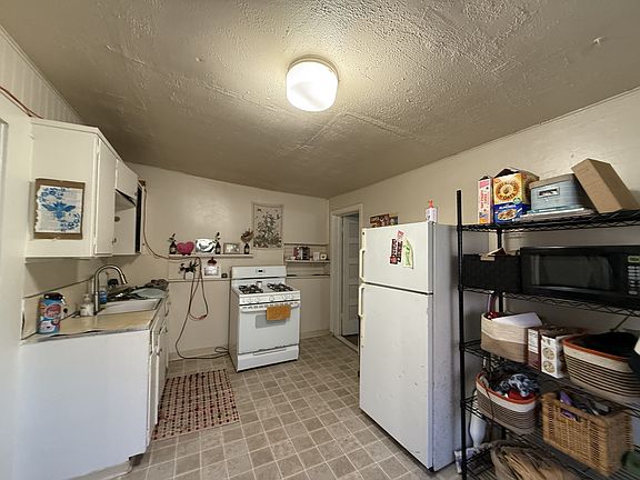4th image of 832 W 1st St APT 4