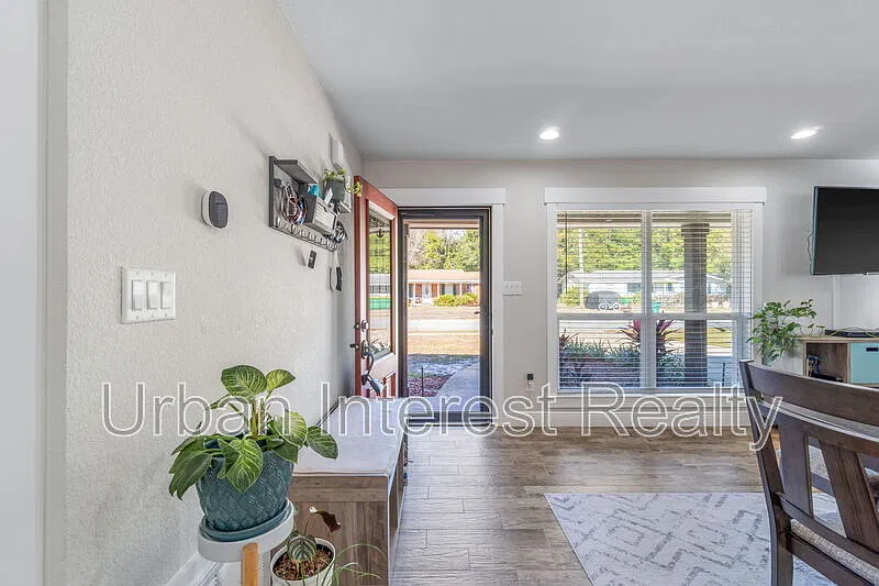 4 bed, 2.0 bath, 2005 sqft, $2,650 — Photo 2