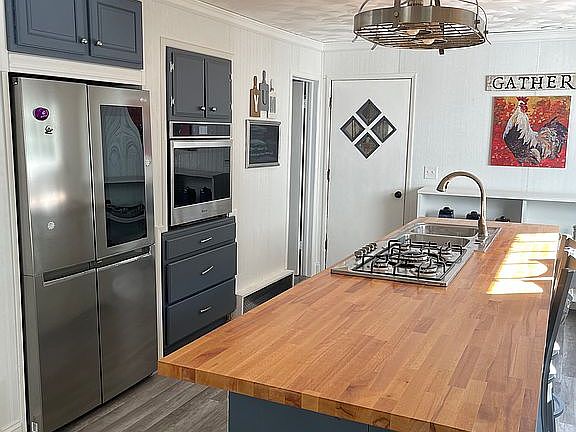 Kitchen 20 ft island