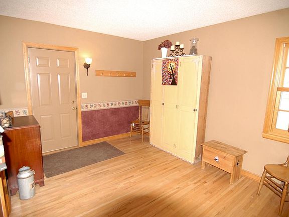 3rd image of 302 S 8th St