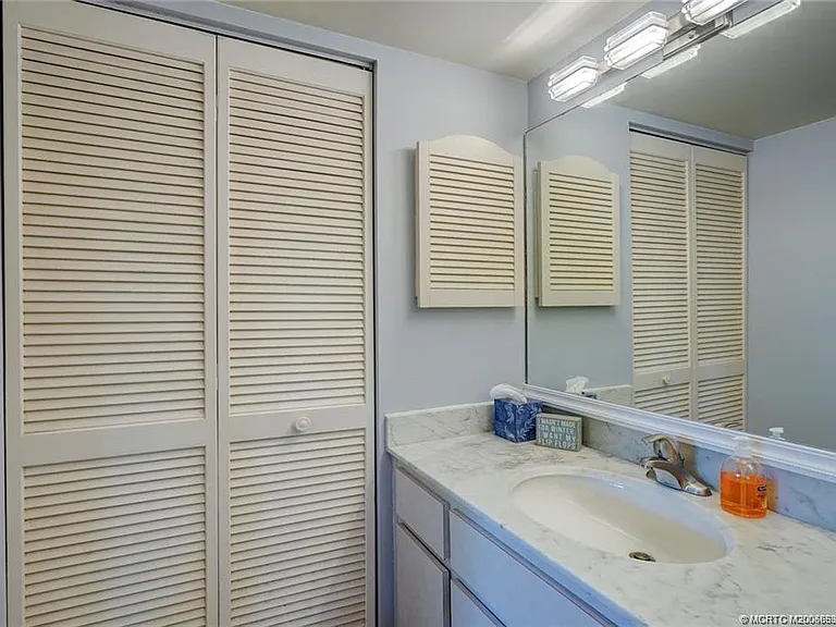 310 NE Golfview Cir #310 — Photo 9