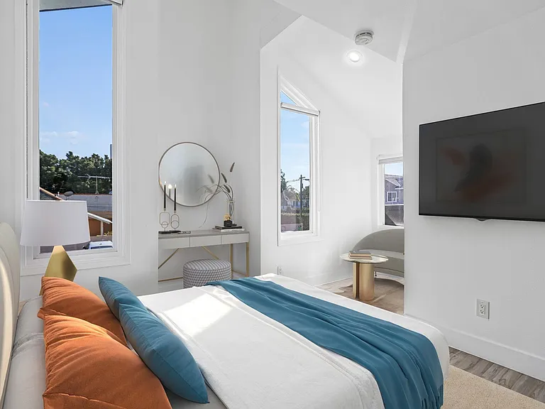 850 N Van Ness Ave — Photo 14