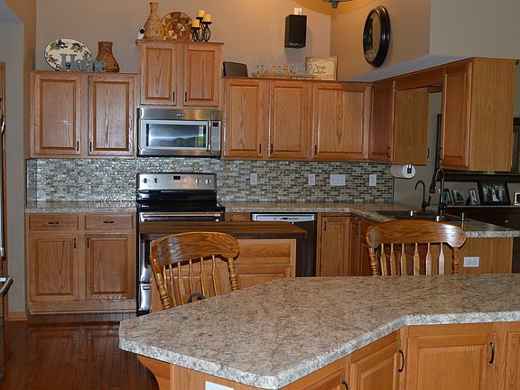 Kitchen W/ Breakfast Bar