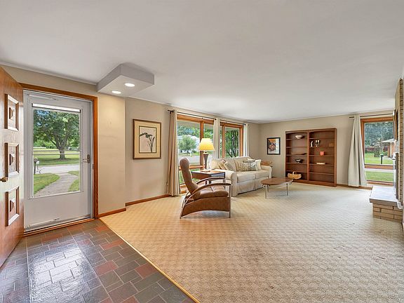 4th image of 141 Custer Ct