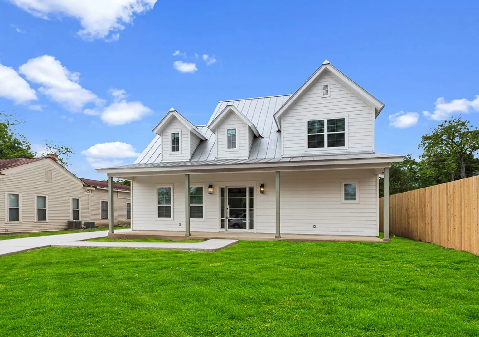 Stunning Custom-Built Home in the Heart of Downtown New Braunfels — Photo 3