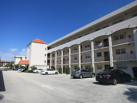 3rd image of 20 Yacht Club Dr APT 109
