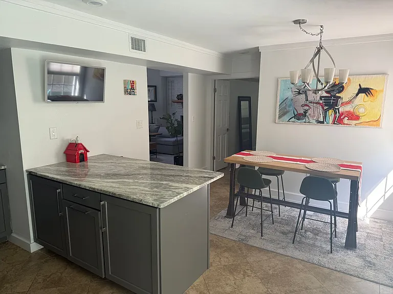 422 Canterbury Ct NW — Photo 12
