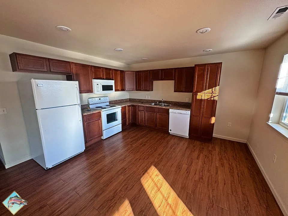 2 bed, 2.0 bath, 1128 sqft, $1,520 — Photo 3